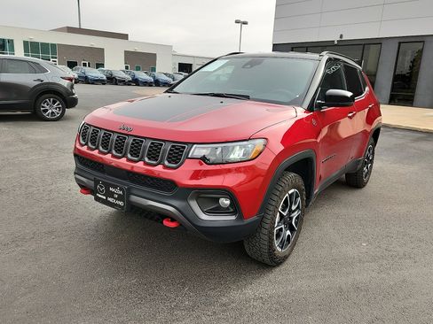 Used 2025 Jeep Compass Trailhawk AWD/4WD image 3