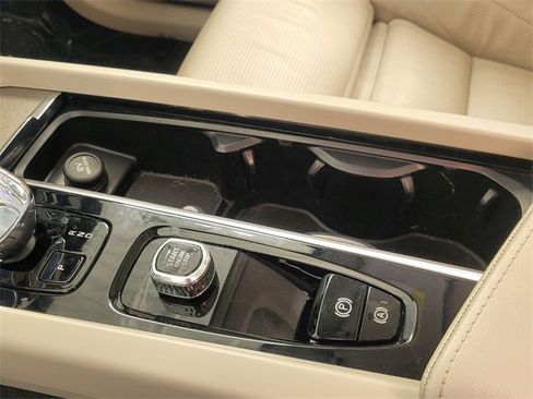 Certified 2023 Volvo XC60 B5 Ultimate w/ Climate Package image 36