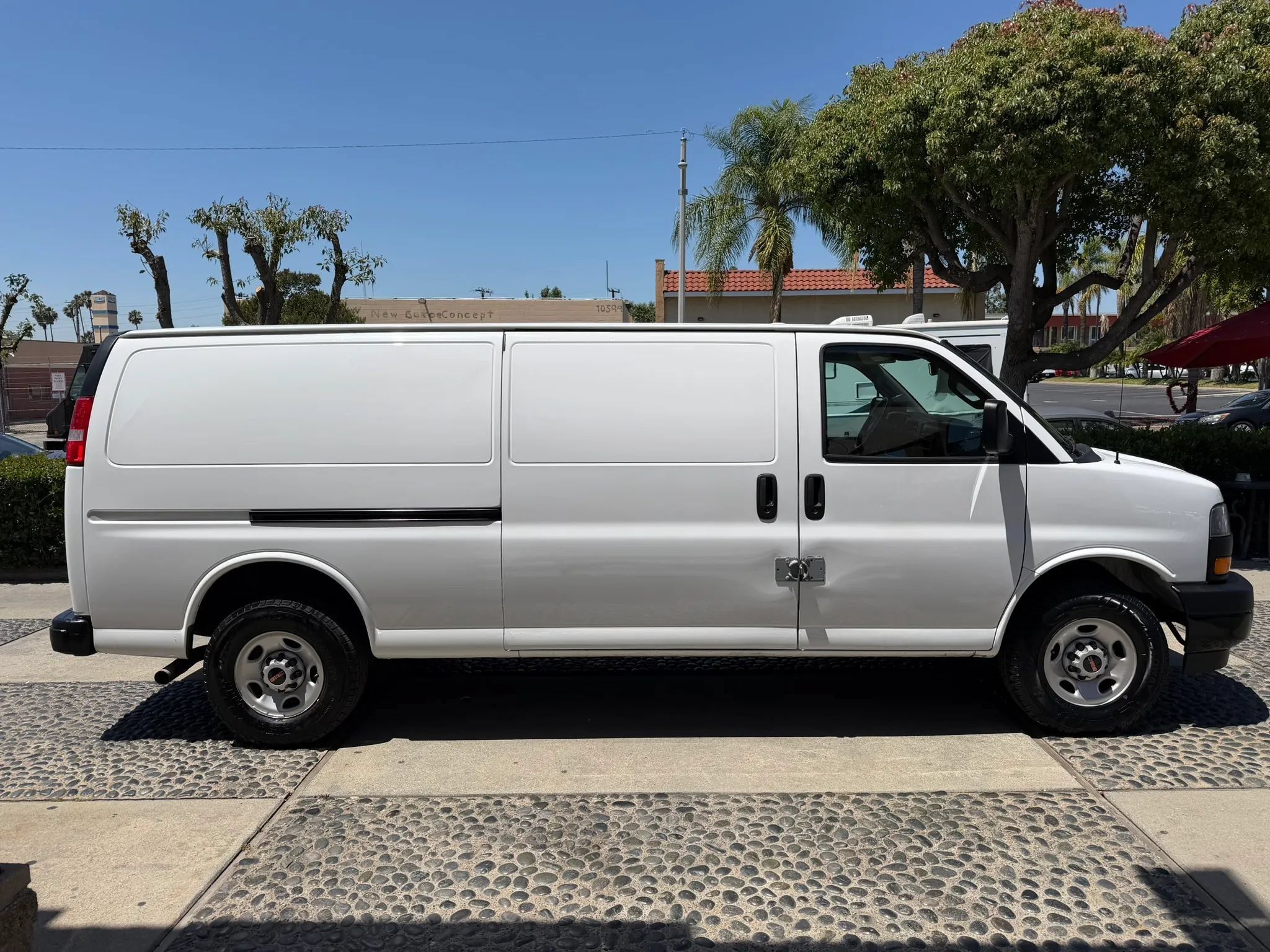 Used 2023 GMC Savana 2500 Extended w/ Driver Convenience Package RWD image 4