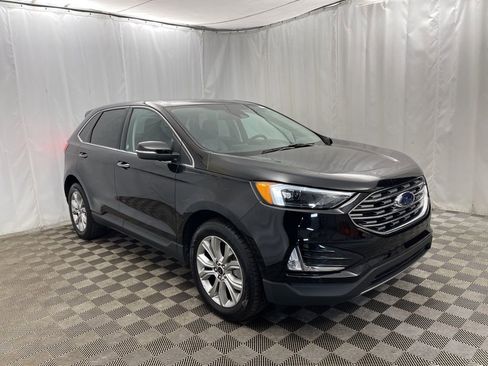 Used 2024 Ford Edge Titanium image 2