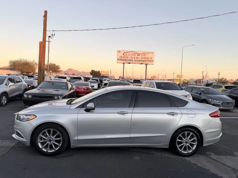 Used 2017 Ford Fusion SE image 3