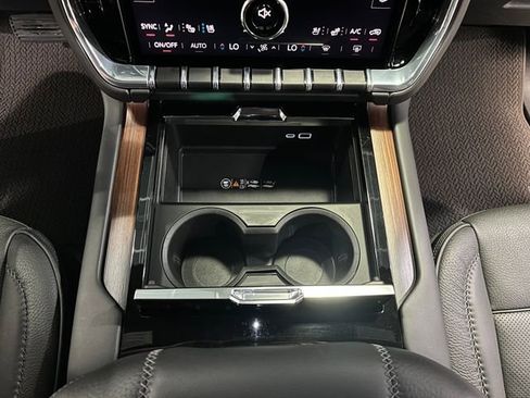 Used 2025 GMC Yukon XL Denali AWD/4WD image 22