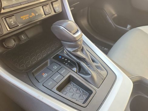 Used 2021 Toyota RAV4 XLE Premium image 24