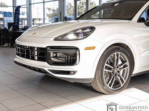 Used 2023 Porsche Cayenne Turbo image 5