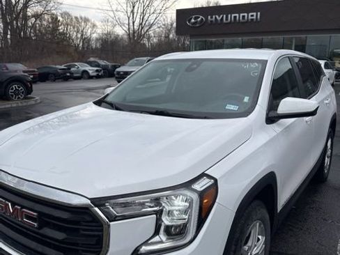 Used 2024 GMC Terrain SLE image 3