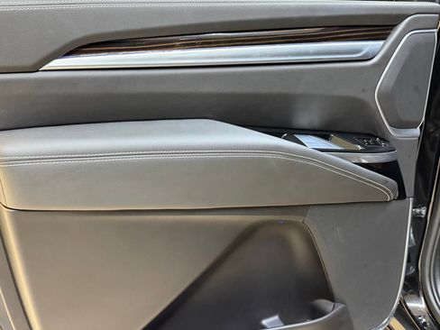 Used 2025 Cadillac Escalade ESV Luxury RWD image 43
