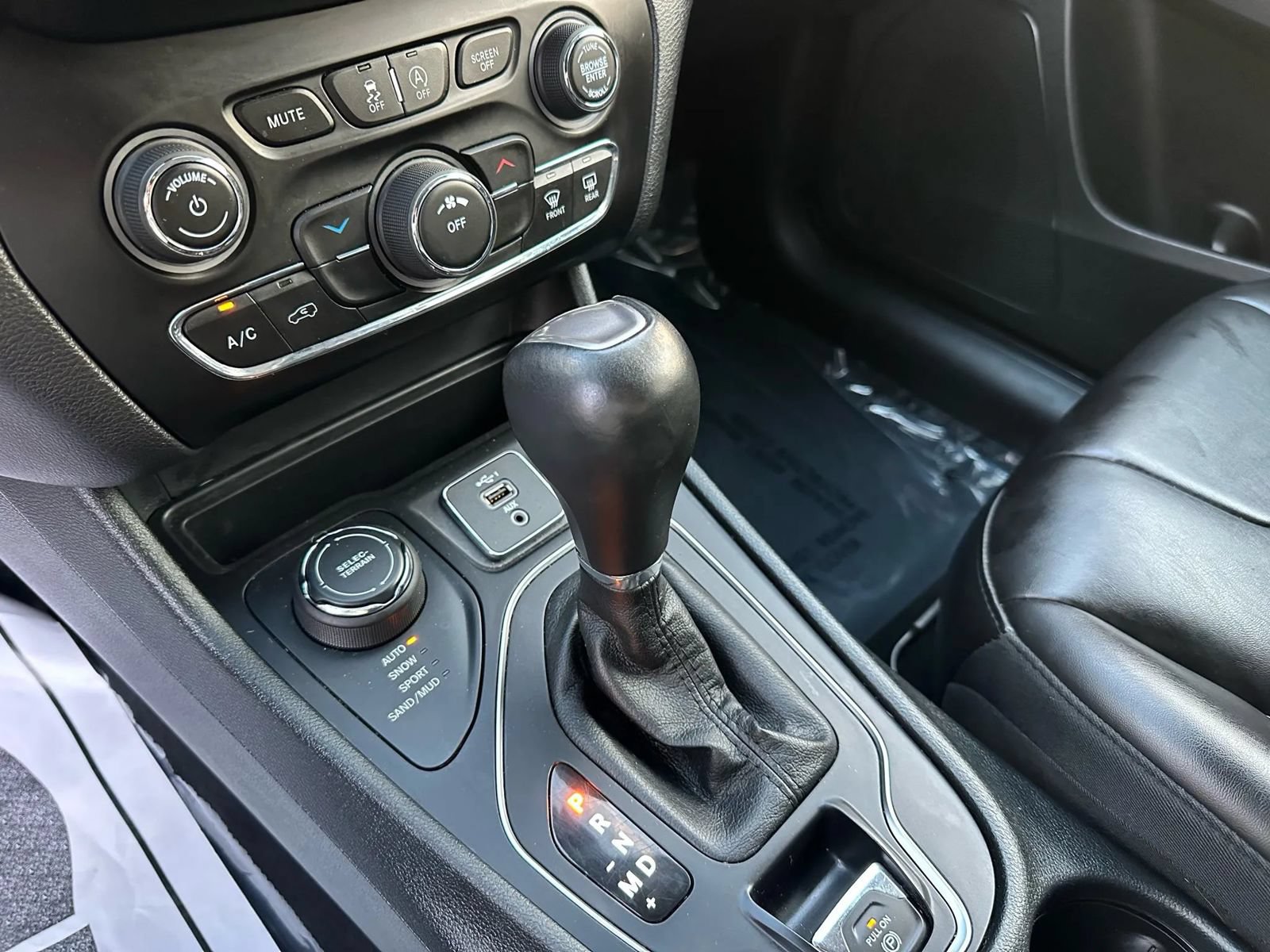 Used 2019 Jeep Cherokee Latitude Plus AWD/4WD image 17