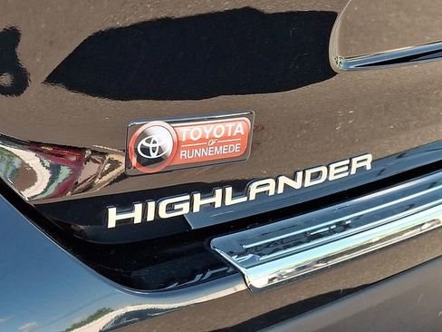 Used 2022 Toyota Highlander XLE AWD/4WD image 29