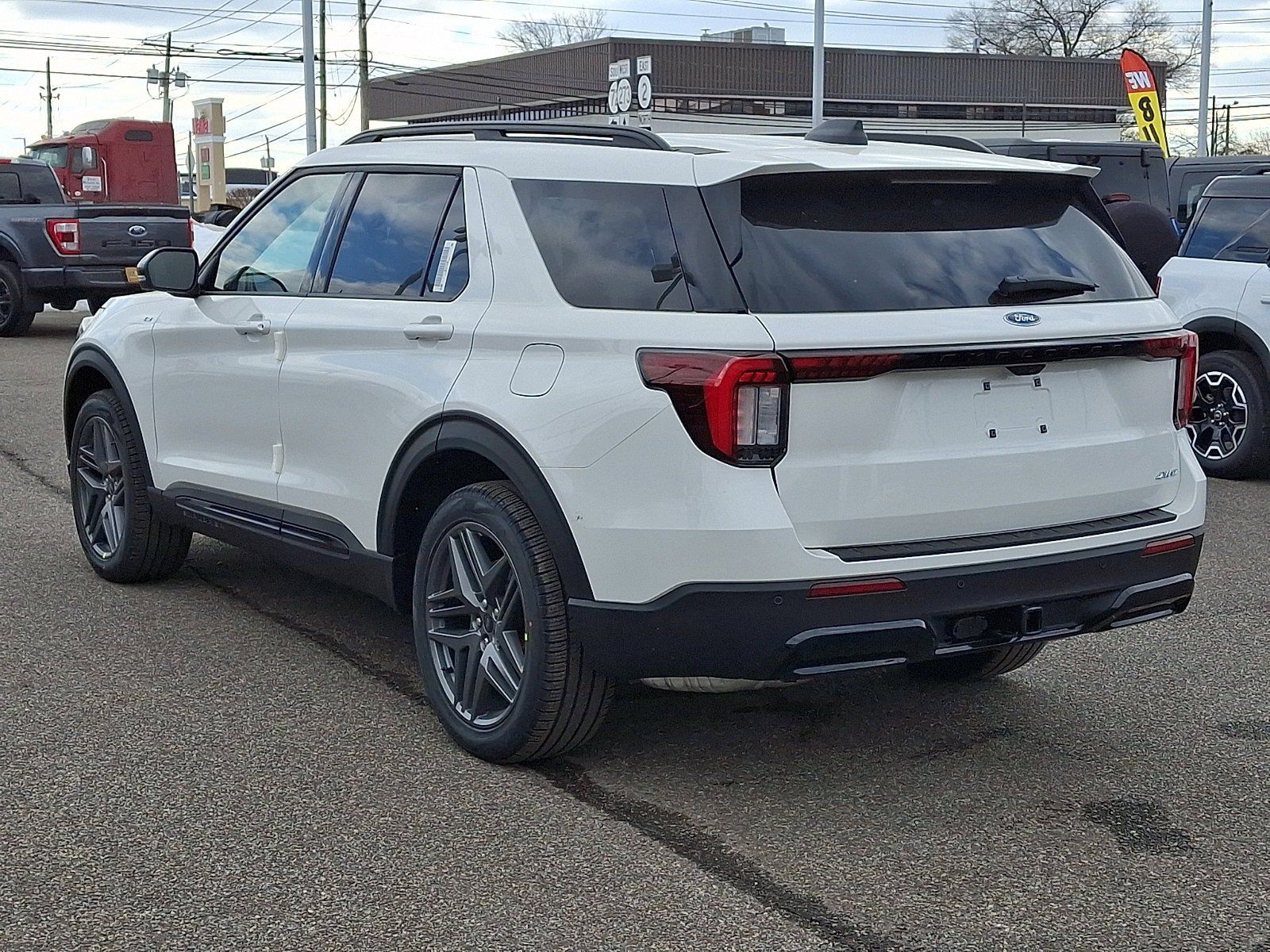New 2026 Ford Explorer ST-Line w/ ST-Line Street Pack AWD/4WD image 5