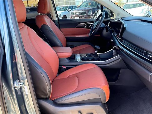 Certified 2025 Kia Carnival SX w/ SX Dark Edition Package image 8