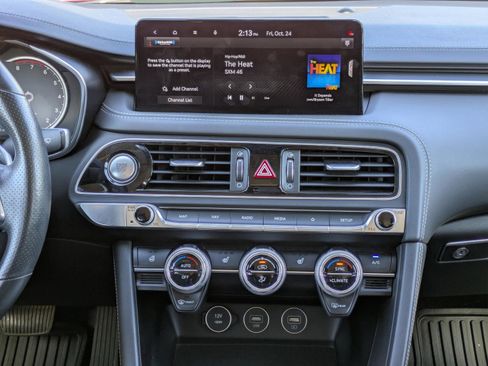 Used 2023 Genesis G70 2.0T image 18