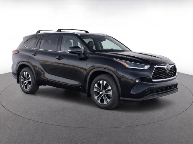Used 2024 Toyota Highlander XLE AWD/4WD image 2