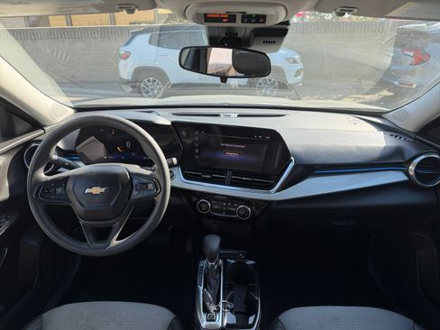 Used 2025 Chevrolet Trax LT FWD image 31