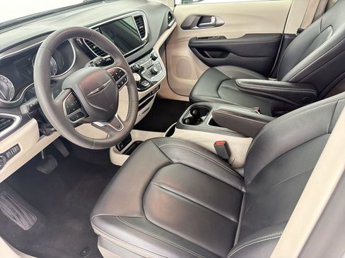 Used 2024 Chrysler Pacifica Touring-L FWD image 22