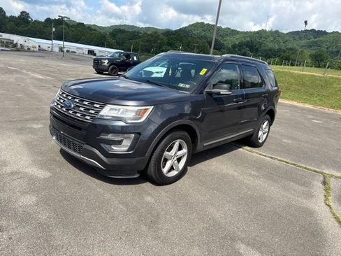 Used 2017 Ford Explorer XLT w/ Equipment Group 202A AWD/4WD image 4