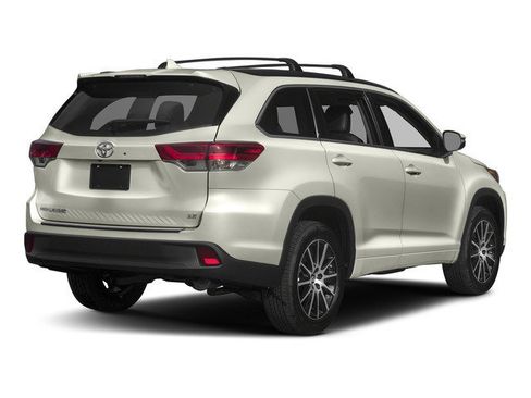 Used 2017 Toyota Highlander SE w/ Carpet Mat Package image 2