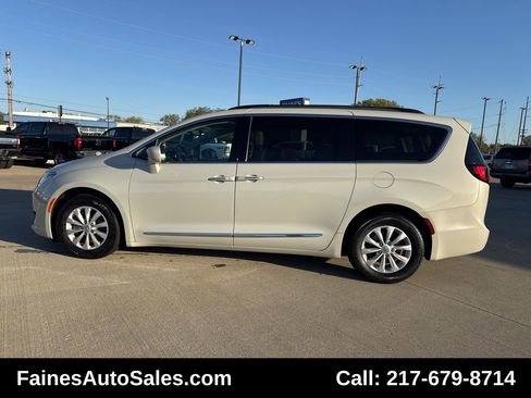 Used 2017 Chrysler Pacifica Touring-L image 5