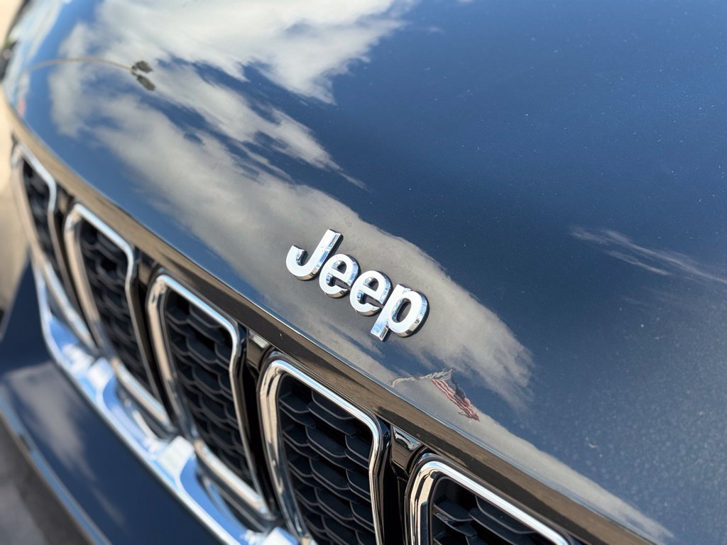 Used 2023 Jeep Grand Cherokee Limited AWD/4WD image 41