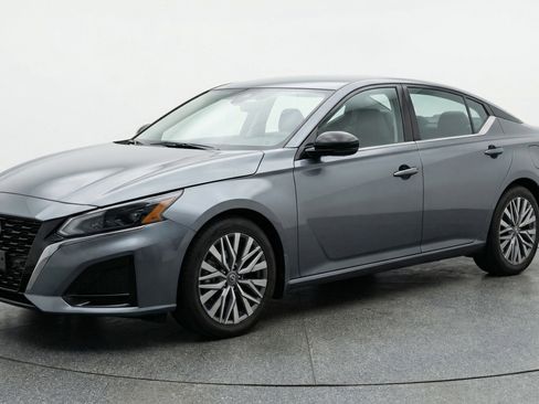 Used 2025 Nissan Altima 2.5 SV image 3