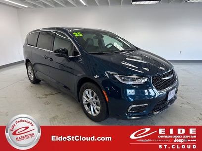 Used 2025 Chrysler Pacifica Select