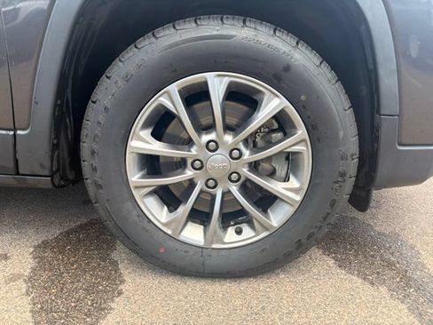 Used 2019 Jeep Cherokee Latitude Plus w/ Comfort/Convenience Group AWD/4WD image 11