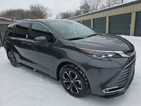 Certified 2025 Toyota Sienna Platinum image 8