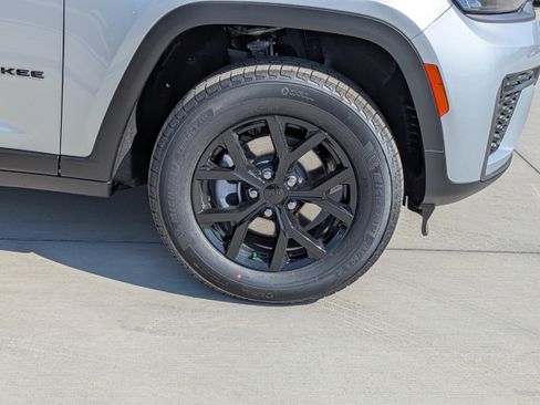 New 2026 Jeep Grand Cherokee Altitude RWD image 9