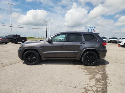 Used 2018 Jeep Grand Cherokee Altitude RWD image 4