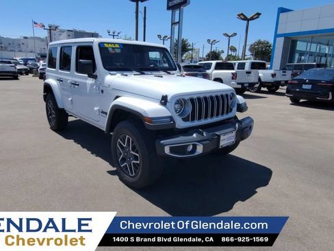 Used 2025 Jeep Wrangler Unlimited Sahara AWD/4WD image 3