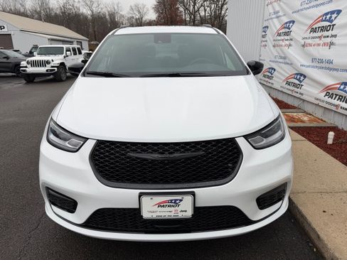 New 2026 Chrysler Pacifica Select image 3