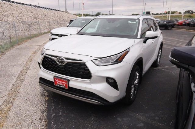 New 2026 Toyota Highlander Platinum AWD/4WD image 4