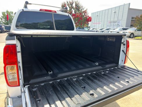 Used 2011 Nissan Frontier SL w/ Moonroof Pkg RWD image 17