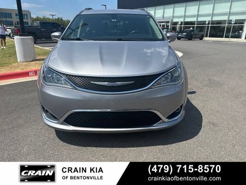 Used 2017 Chrysler Pacifica Touring-L FWD image 7