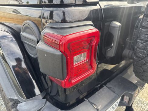 Used 2021 Jeep Wrangler Unlimited Rubicon w/ Xtreme Recon 35" Tire Package image 12