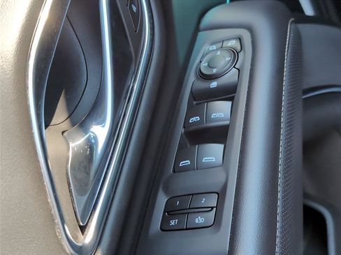 Used 2024 GMC Yukon XL SLT image 9