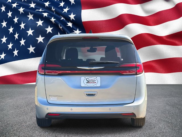 Used 2024 Chrysler Pacifica Touring-L FWD image 7