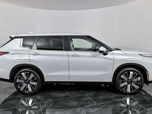 New 2025 Mitsubishi Outlander SE image 9