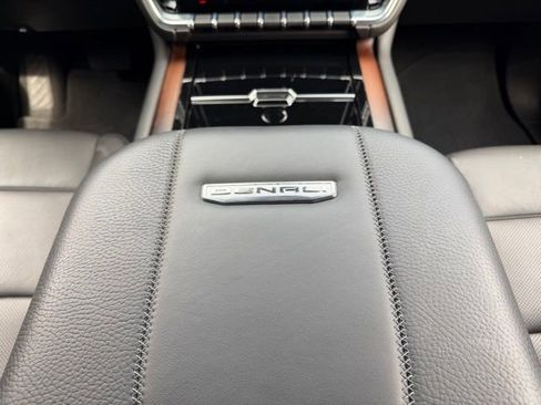 Used 2025 GMC Yukon Denali AWD/4WD image 9