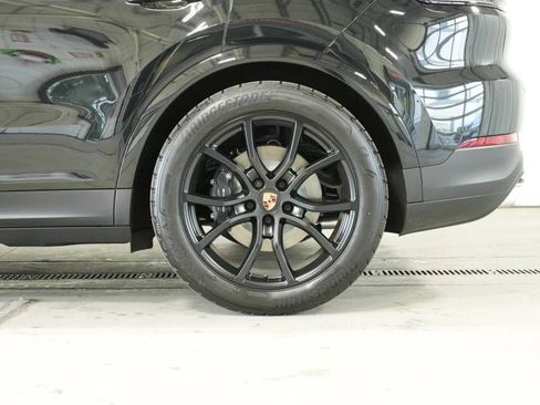 Certified 2025 Porsche Cayenne AWD/4WD image 43
