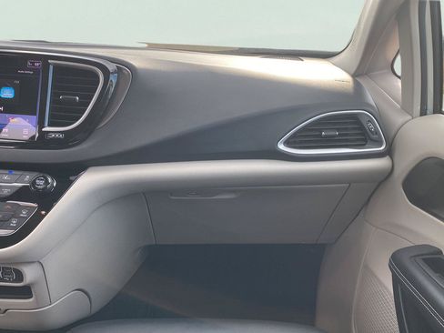Used 2024 Chrysler Pacifica Touring-L FWD image 23