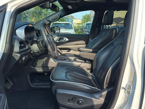 Used 2025 Chrysler Pacifica Limited FWD image 9