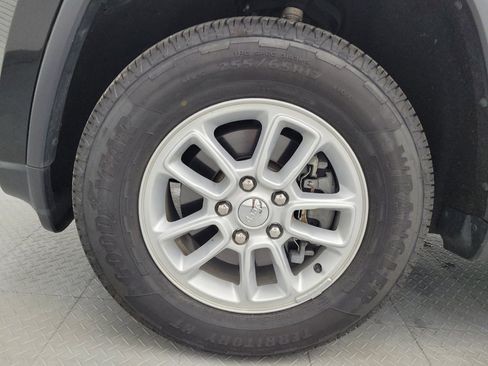 Used 2019 Jeep Grand Cherokee Laredo AWD/4WD image 31