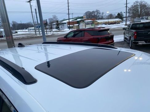 Used 2023 Jeep Grand Cherokee Laredo image 9