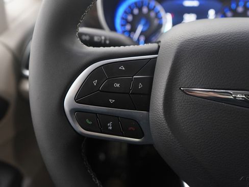 Used 2024 Chrysler Pacifica Limited image 25