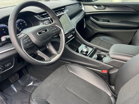 New 2025 Jeep Grand Cherokee Altitude image 8