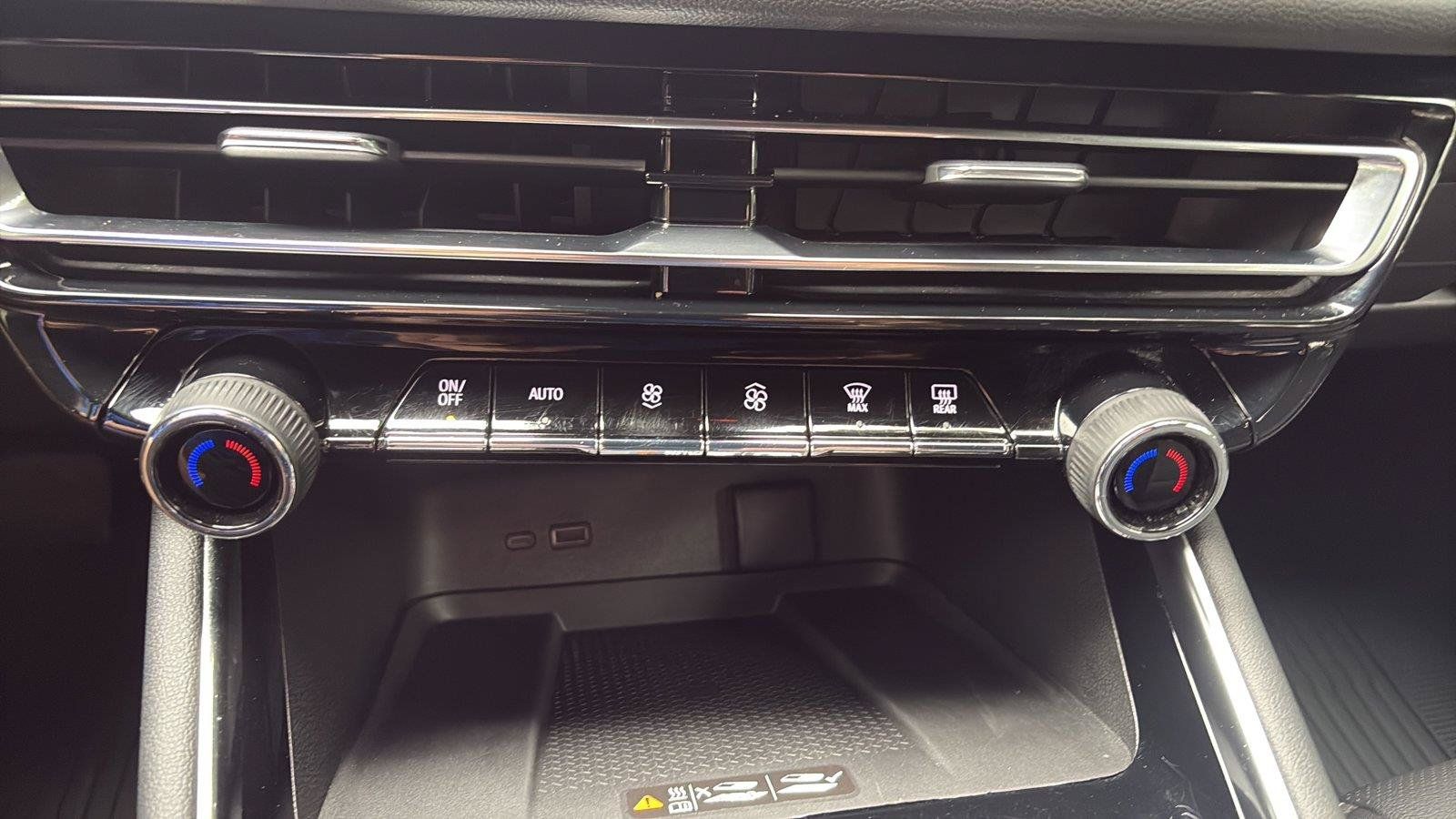 Used 2026 Chevrolet Traverse LT w/ LPO, Floor Liner Package FWD image 18