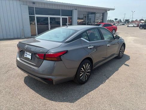 Used 2024 Nissan Altima 2.5 SV FWD image 6