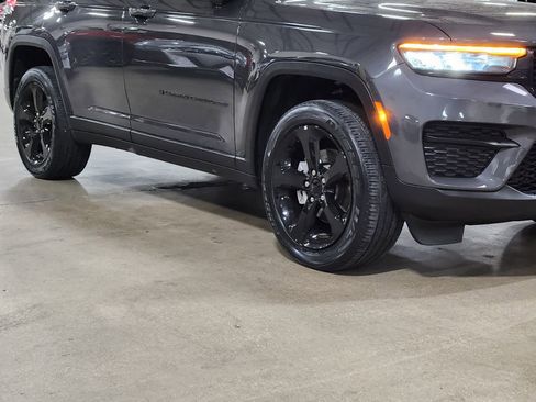 Used 2023 Jeep Grand Cherokee Altitude RWD image 16