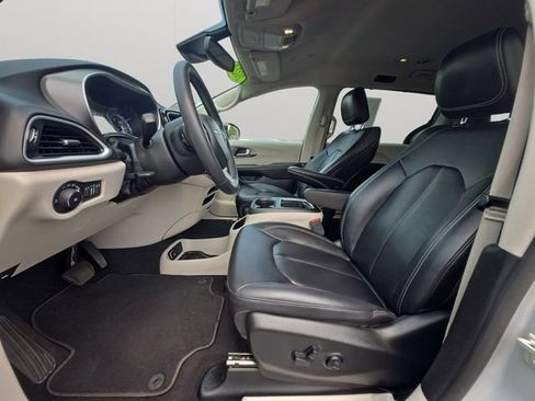Used 2024 Chrysler Pacifica Touring-L FWD image 7