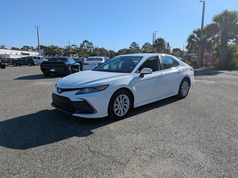 Used 2024 Toyota Camry LE image 7